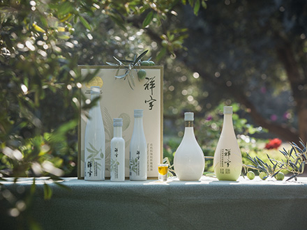 祥宇特級(jí)初榨橄欖油，純手工采摘、精選優(yōu)質(zhì)油橄欖鮮果，用意大利貝亞雷斯全自動(dòng)設(shè)備物理冷榨工藝，在鮮果采摘后8小時(shí)內(nèi)限時(shí)鮮榨而成。